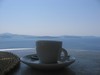 Questo e' il panorama che si vede da Oia mentre prendiamo un caffe' in terrazza.