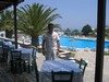 Scorcio della terrazza e della piscina dell'hotel dove allogiavamo nel paese di Messaria